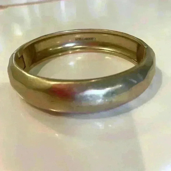 Stella and Dot gold hammered bracelet. Hinged and opens. Never worn. - Picture 1 of 4